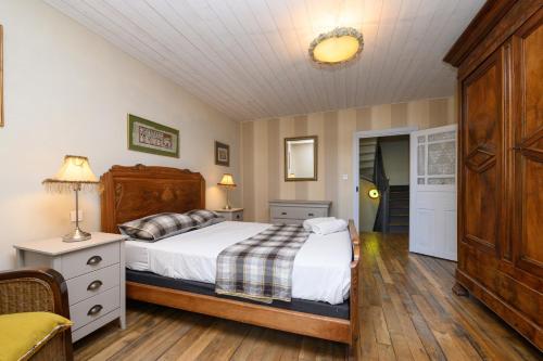 a bedroom with a bed and a wooden floor at Le Rockin' Chair in Surzur