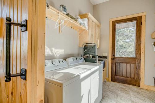 a laundry room with a washer and dryer at Cutbow Lodge in South Fork
