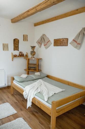 a bedroom with a bed and a wooden floor at Behív-Lak in Medişoru Mic