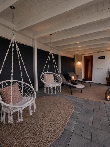 ein Zimmer mit zwei Schaukelstühlen und ein Wohnzimmer in der Unterkunft Villa Eifelblick Sauna&Wellness Apartment in Heimbach