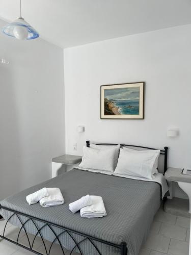 ein Schlafzimmer mit einem Bett, auf dem zwei Handtücher liegen in der Unterkunft Captain Stavros Milos in Pollonia
