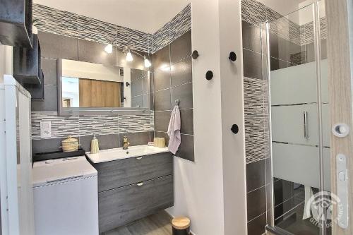 a bathroom with a sink and a mirror at L'impasse temps in Saint-Quay-Portrieux
