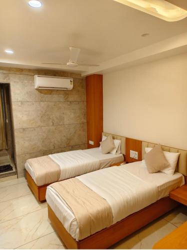 two beds in a hotel room with two beds sidx sidx sidx at Hotel Apex in Pilol