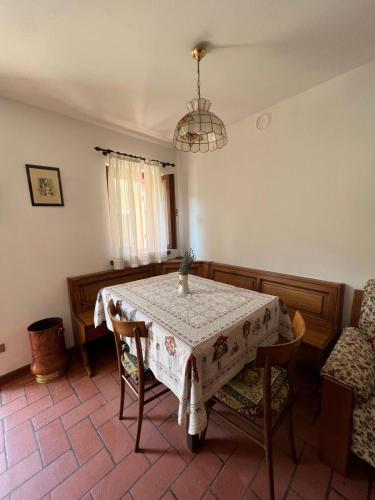 ein Esszimmer mit Tisch und Stühlen in der Unterkunft Casa DeviDanza in Lago