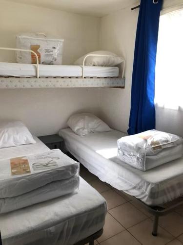 a room with two bunk beds in a room at Chalet La Dragonniere in Vias
