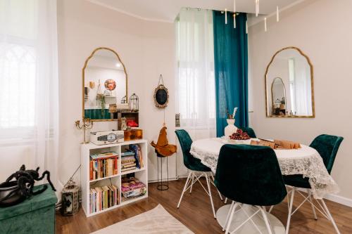 a dining room with a table and chairs at Magiczny Salonik Harrego - Magical Old Town Apartment in Toruń