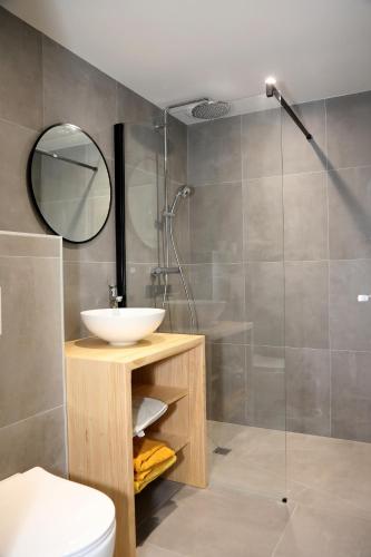 a bathroom with a sink and a shower at Maison Arios in Came