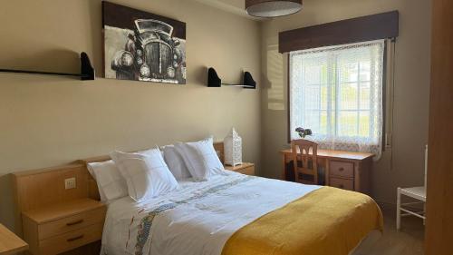 a bedroom with a large bed and a window at Apartamento en Casa Tía María in Bueu