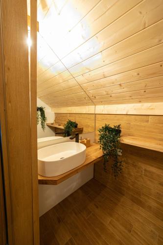a large bathroom with a tub and a sink at Siedlisko Rogówko in Rogówko