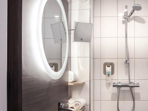 a bathroom with a mirror and a shower at ibis Styles Den Haag Scheveningen in Scheveningen