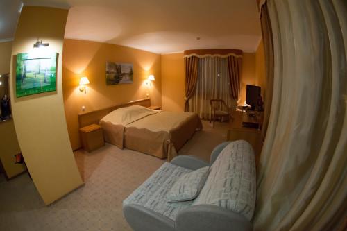 Postel nebo postele na pokoji v ubytování Ekaterinin Dvor Hotel