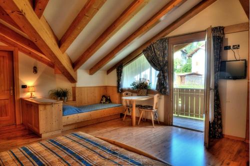ein Schlafzimmer mit einem Bett und einem Fenster in der Unterkunft Caminetto Mountain Resort in Lavarone