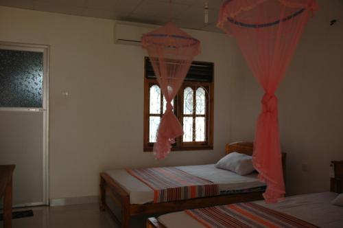Ein Bett oder Betten in einem Zimmer der Unterkunft Hotel Sea Shadow