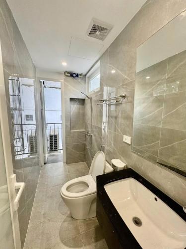 a bathroom with a toilet and a sink and a tub at Lumina Haven in Thượng Lôi