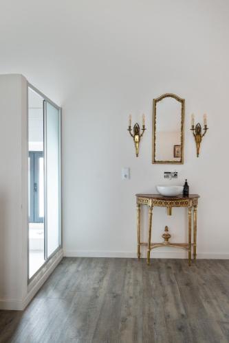 a bathroom with a sink and a mirror on the wall at Pied-a-Terre Tomar in Tomar