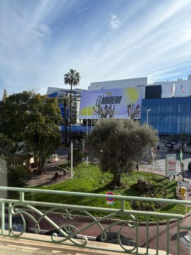 Cannes - Croisette - Direct facing Palais des Festivales - ID709 Square9