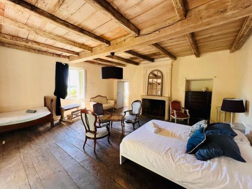 a bedroom with a bed and a living room at Le pavillon des sœurs in Fontenille