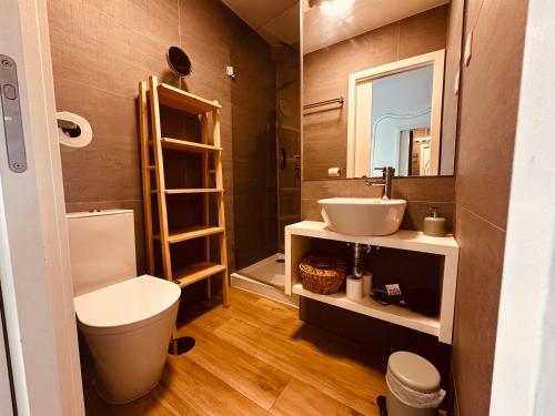 a bathroom with a sink and a toilet and a mirror at Casa Jardim in Porto