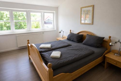 a bedroom with a bed with two towels on it at Ferienhaus zum Kranichblick ideal für Familien gern mit Hund in Garz