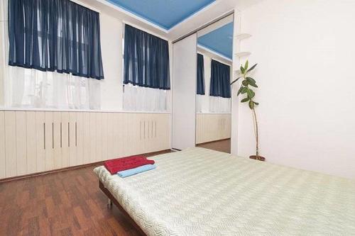 エカテリンブルクにあるApartments on Lenina 13の窓付きの部屋にベッド付きのベッドルーム1室があります。