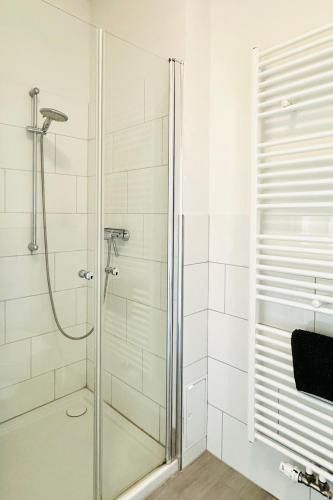 a bathroom with a shower with a glass door at Der Stader Lieblingsplatz in Stade