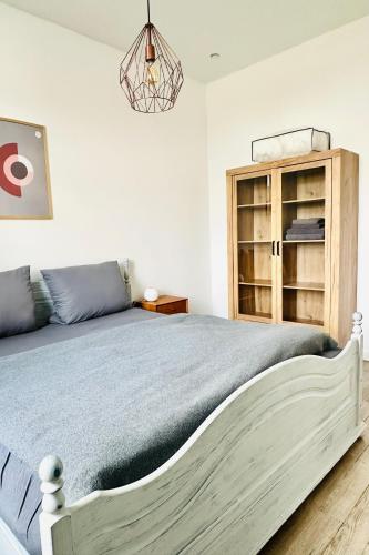 a bedroom with a wooden bed and a wooden cabinet at Der Stader Lieblingsplatz in Stade