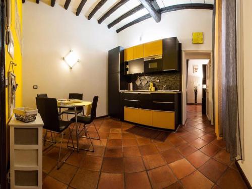 a kitchen and dining room with a table and chairs at Yellow Butterfly House Holiday in Rome