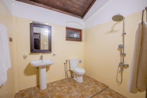 a bathroom with a toilet and a sink at Ranmin Kings House in Narandanda