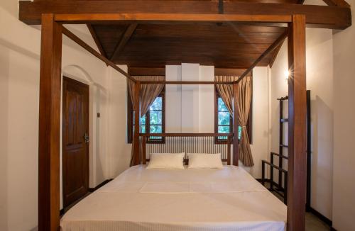 a bedroom with a large bed in a room at Ranmin Kings House in Narandanda
