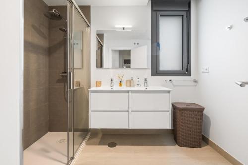 Modern 3-Bedroom Apartment Camarate Hills RDR556