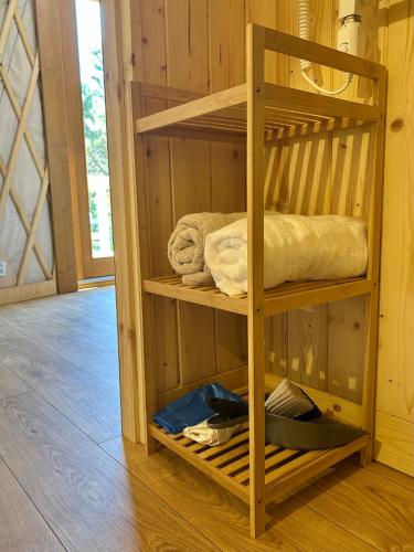 a room with a bunk bed in a cabin at Jurajskie Jurty in Golczowice