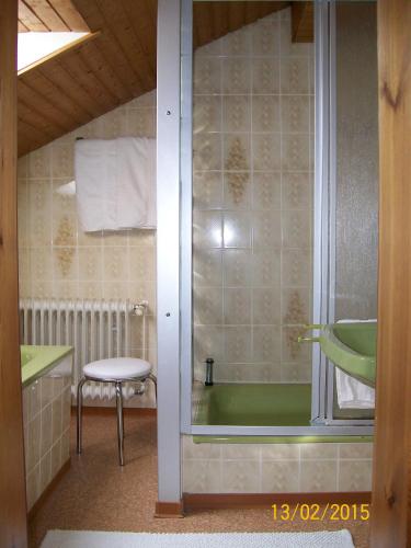 a bathroom with a green tub and a sink at Fischer Willi in Bad Koetzting