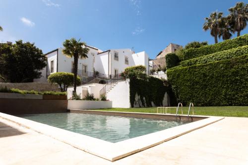 a swimming pool in the yard of a house at Villa Del Lauro in Ragusa