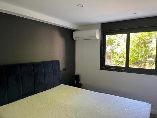 a bedroom with a bed and a window at Appartements Mistral in Pyla-sur-Mer