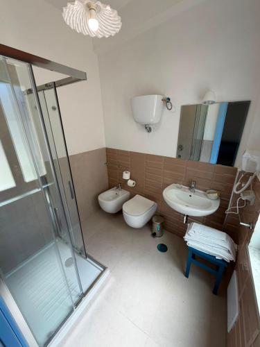 ein Badezimmer mit Dusche, Toilette und Waschbecken in der Unterkunft Blu Mare in Ponza