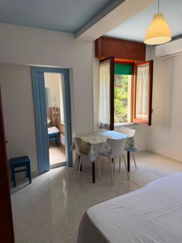 ein Schlafzimmer mit Tisch und Stühlen und ein Zimmer in der Unterkunft Blu Mare in Ponza