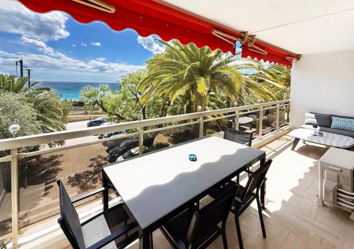 Charming two bedrooms, sea view, private parking, beach within walking distance
