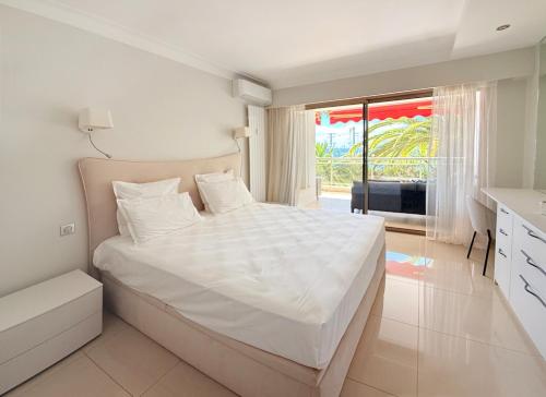 Charming two bedrooms, sea view, private parking, beach within walking distance