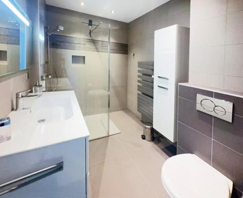 Charming two bedrooms, sea view, private parking, beach within walking distance