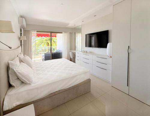Charming two bedrooms, sea view, private parking, beach within walking distance
