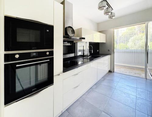 Charming two bedrooms, sea view, private parking, beach within walking distance