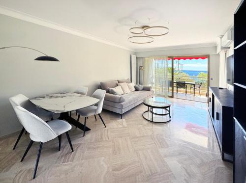 Charming two bedrooms, sea view, private parking, beach within walking distance