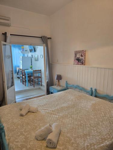 a bedroom with a bed with two towels on it at Tony's Rooms in Alinda