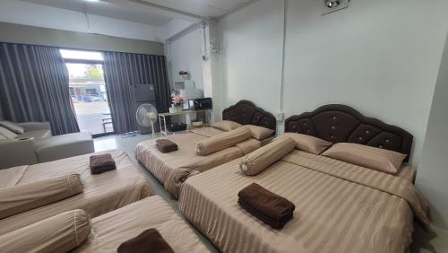 a room with three beds in a room at beMyGuest Bangsaen in Ban Thai Don (1)