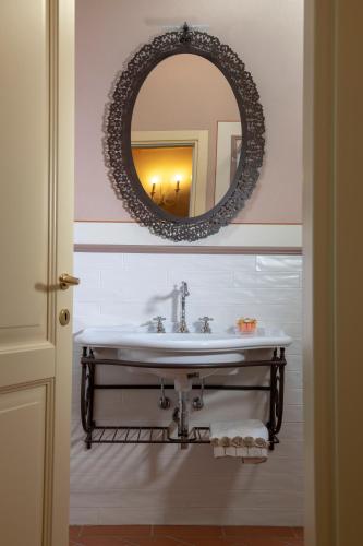 a bathroom with a sink and a mirror at Tenuta Piroddi in Montemurlo