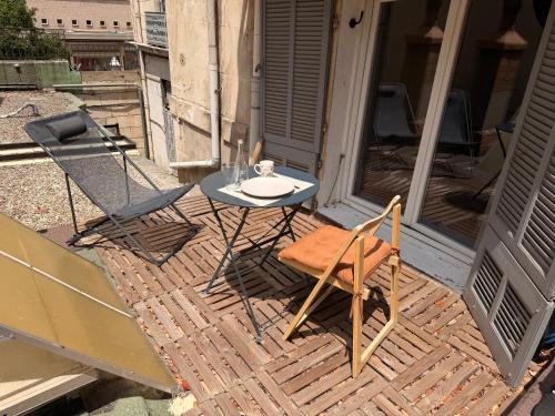 two chairs and a table on a patio at Studio Américain Haut de Gamme in Toulon