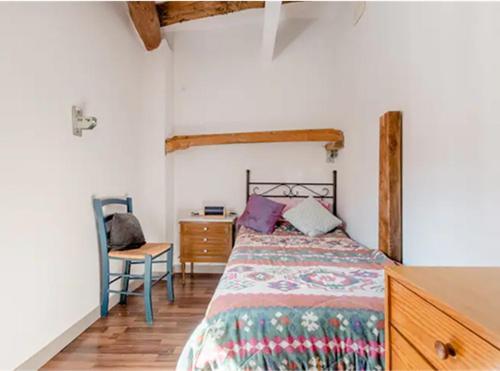 ein Schlafzimmer mit einem Bett, einem Tisch und einem Stuhl in der Unterkunft CALANURI in García