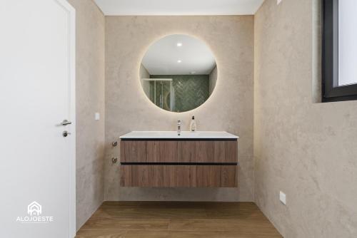 a bathroom with a sink and a mirror at Ondas do Oeste - 3 bedroom villa in Silveira
