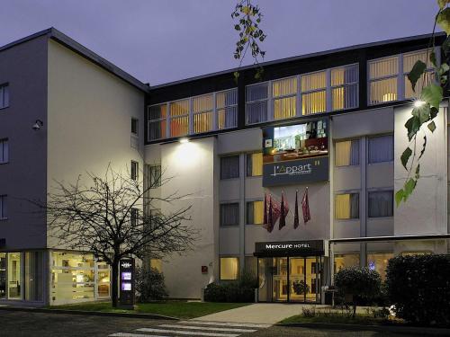 Außenansicht eines Hotels bei Nacht in der Unterkunft Mercure Hotel Forbach Centre de Loisirs in Forbach