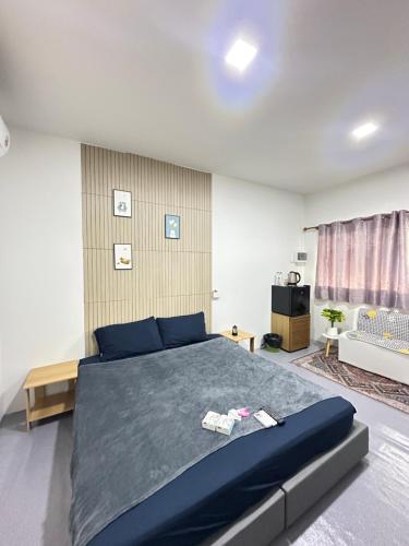 a bedroom with a large bed in a room at Summer Sunshine in Songkhla